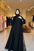 عباية سوداء حبر كويتي بتفاصيل الدانتيل الفرنسي