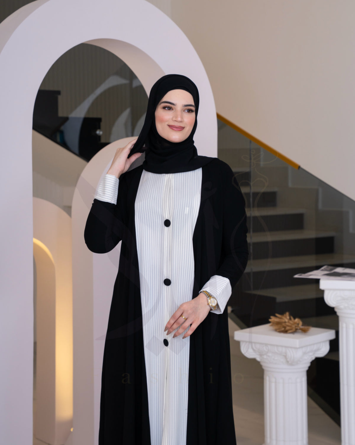عباية كلاسيك عملية بتفاصيل مخططة