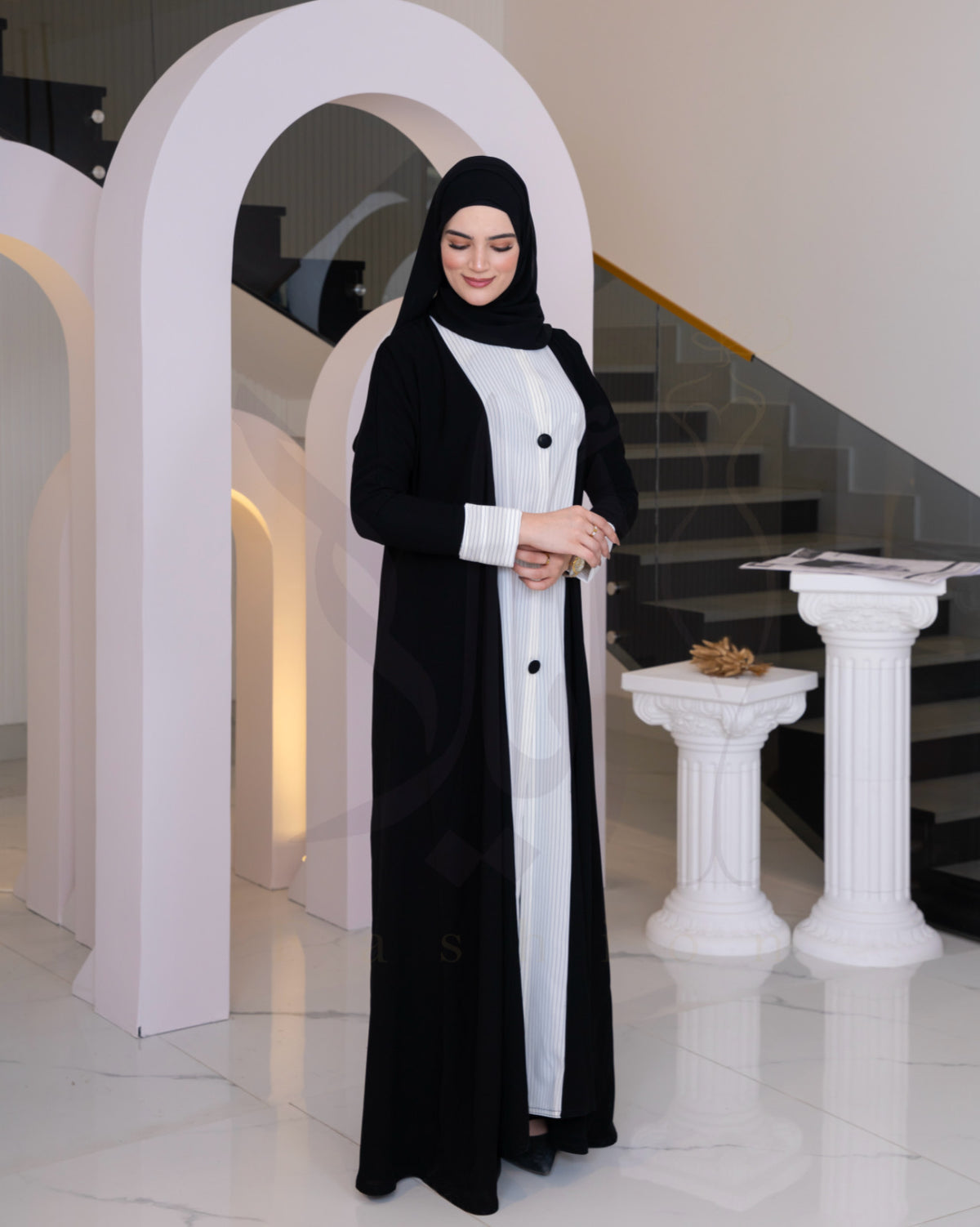 عباية كلاسيك عملية بتفاصيل مخططة