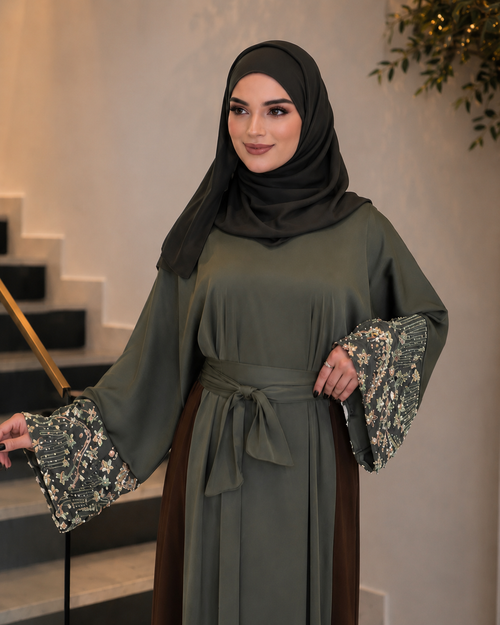 فستان من الكريب المهيكل بلون رمادي داكن مائل للبني