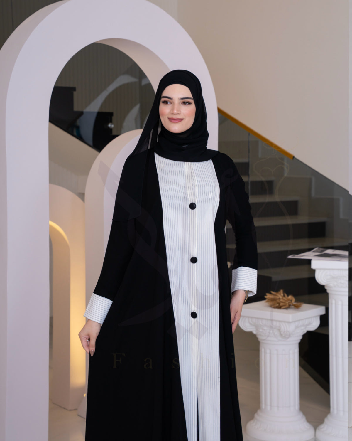 عباية كلاسيك عملية بتفاصيل مخططة