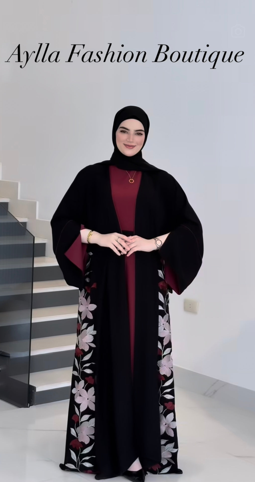 عباية سوداء مفتوحة بتطريز فاخر وتفاصيل خمرية