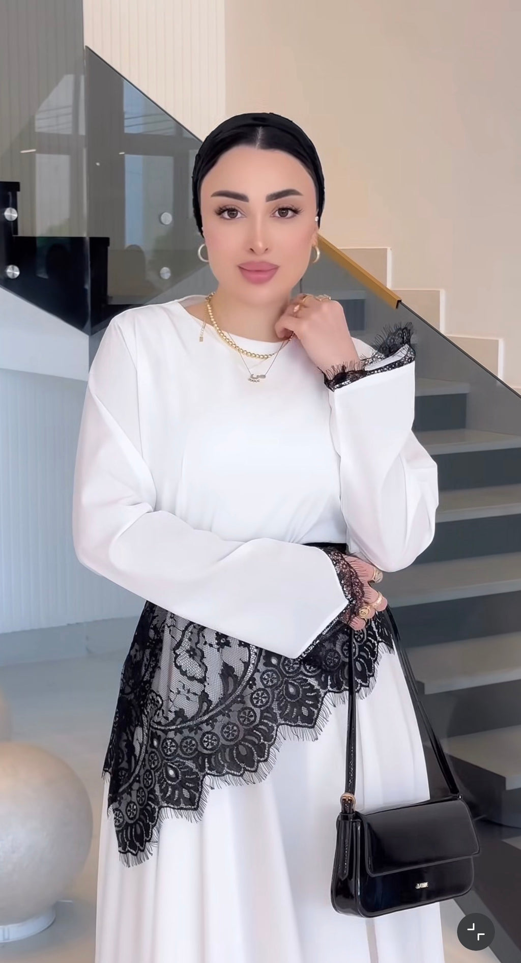 فستان صيفي أبيض بحزام دانتيل فرنسي فاخر