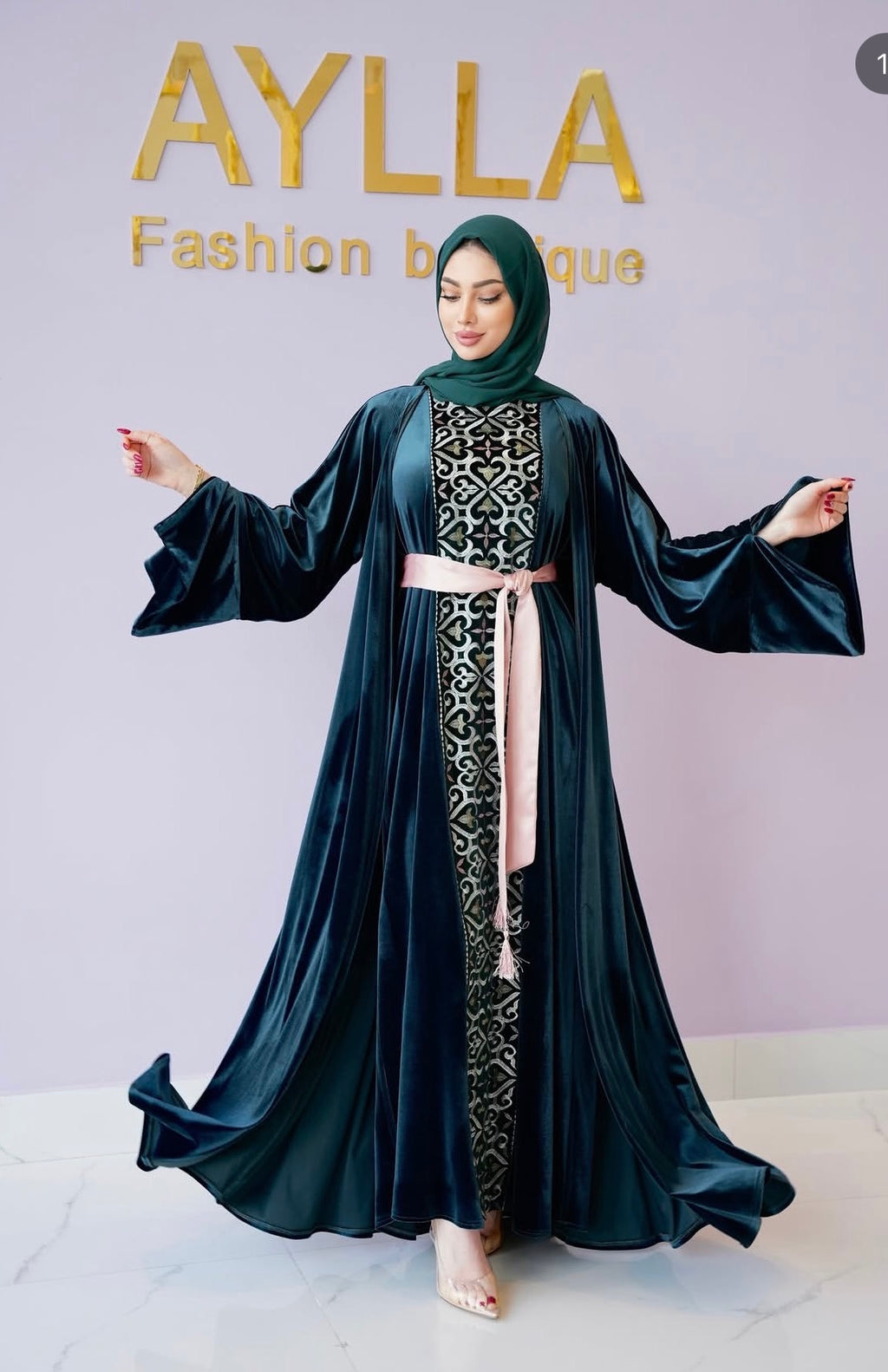 عباية المخمل الكويتي المطرزة الفاخرة – بترولي
